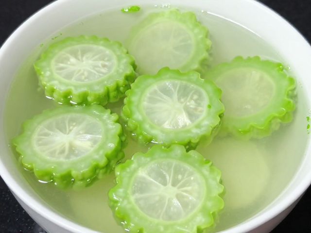 萝卜苦瓜汤：清润解腻的温和搭配