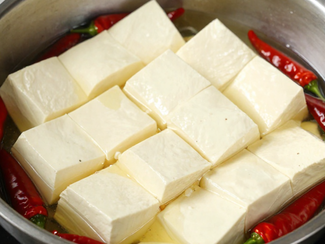 选材与预处理：豆腐的&ldquo;去腥&rdquo;与定型