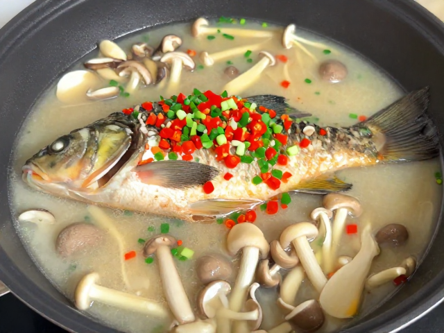 菌菇入锅与调味平衡