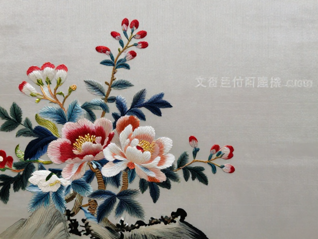 花鸟山水顾绣，以线晕色技法避免折叠重压，呈现绝美层次