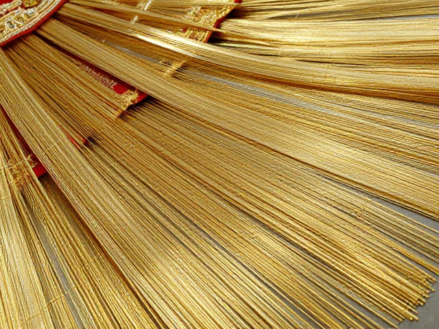 金银线铺陈的层叠逻辑与光影控制