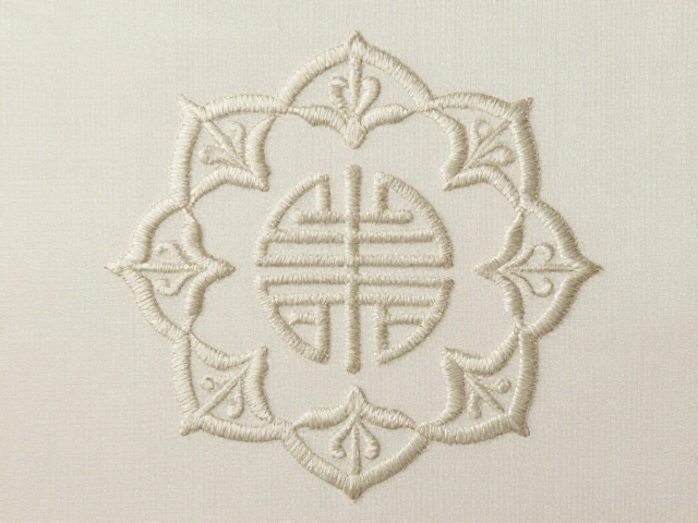 传统平绣针法打造吉祥纹样，素雅柔和尽显东方美学韵味