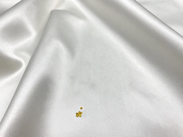 真丝缎面底料的特性与适配逻辑