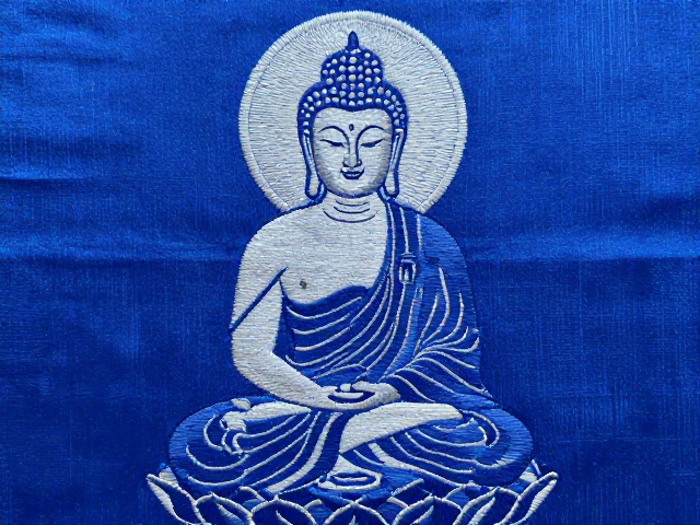 宝蓝肃穆佛像刺绣非遗纹样，精致背光工艺赏析