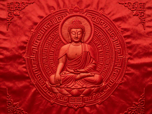 佛像刺绣挂幅纹样，朱红吉祥寓意深，接针工艺细节解析