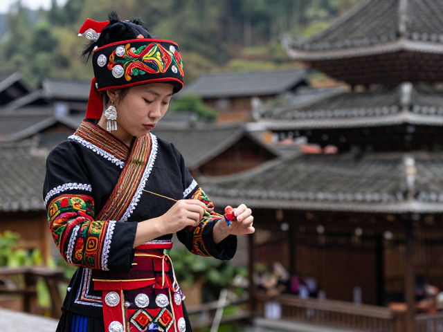 瑶族传统村寨里的婚嫁盛装，从基础挑花到瑶绣衣饰的传承