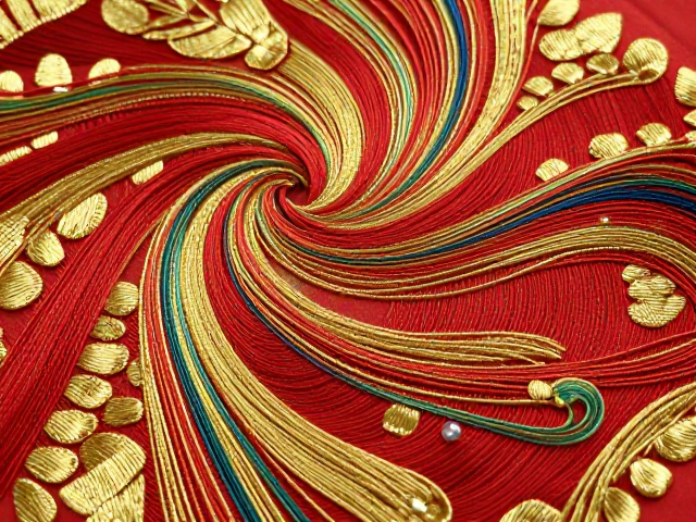 红金交织的视觉张力