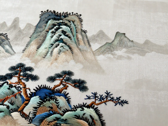 传统山水刺绣松柏图，远近虚实分明，尽显东方美学意境