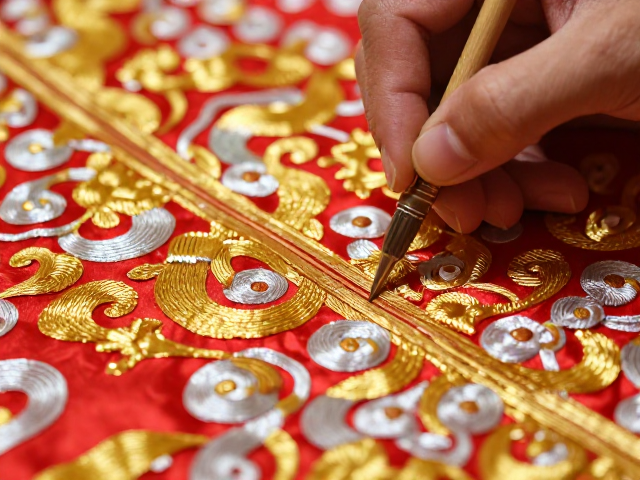 盘金工艺的核心技法与操作细节