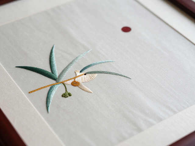 传统仿真绣短针细节装裱成品，收藏级工艺赏析