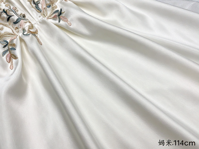 幅宽114cm:裁剪效率与排料的关键变量
