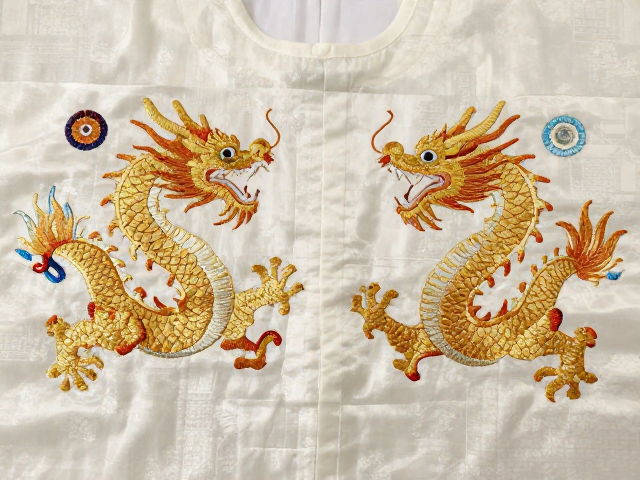 东方美学在服饰纹样中的现代表达
