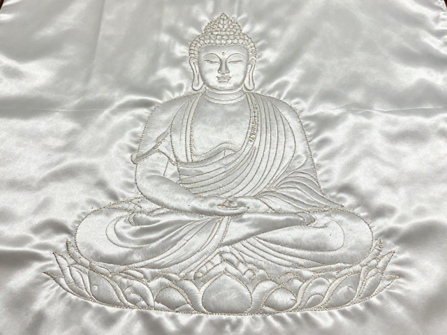 衣褶纹样与大面积铺陈的针法控制