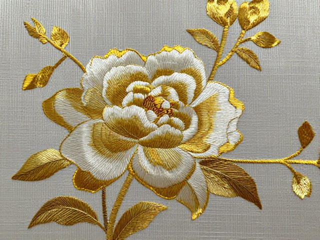以纬显花的视觉逻辑:图案与材质的的艺术重构