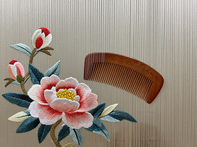 缂丝刺绣工艺屏风，以纬显花与木梳打纬技法解析