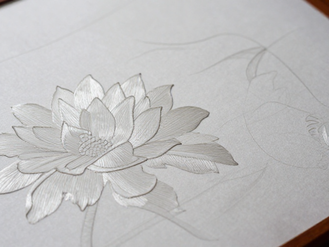 非遗京绣摆件，严谨针法勾勒描稿纸上的东方美学