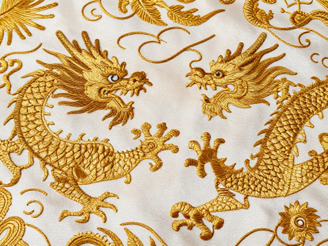金银刺绣丝巾用线搭配龙凤纹样与绣片底布工艺解析