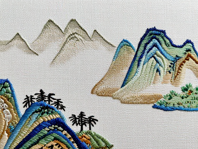 山水刺绣非遗纹样，层峦叠嶂间的绣架匠心