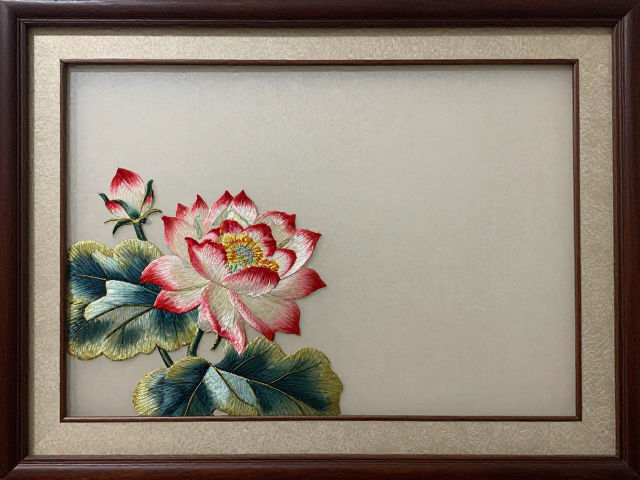 画绣形制装饰画，色线分层配色打造整体画面气韵，提升家居格调