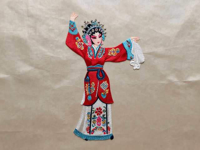 重工立体舞绣成品，依托手工刺绣传习，演绎戏曲身段之美
