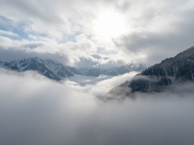 雪山远景摄影,巧用云雾散射光,定格徒步风景光影大片