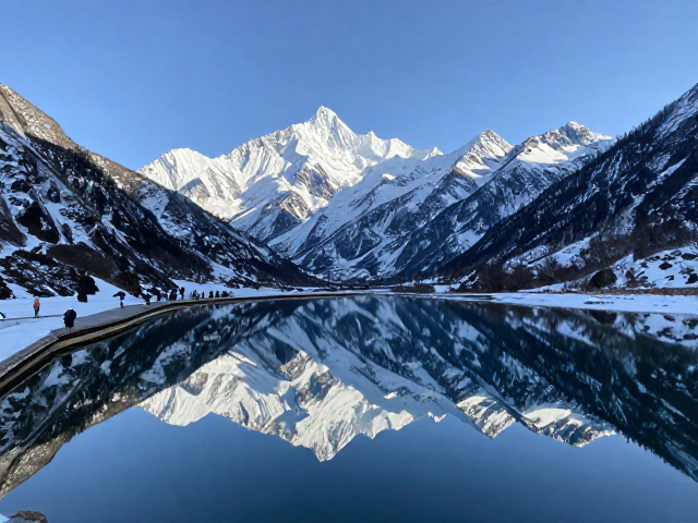 小众雪山倒影徒步环线,交通便捷直达秘境
