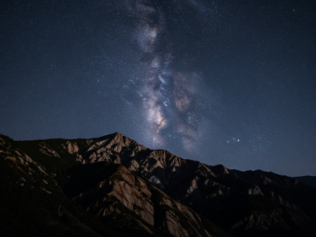 星空夜景摄影参数,侧光显山体层次,调整曝光对比技巧