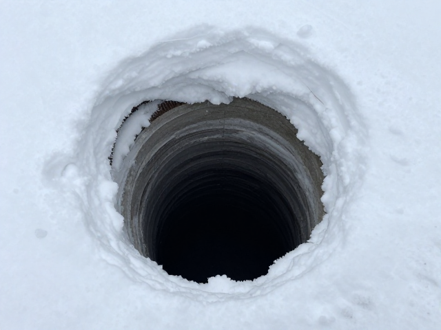 积雪深坑暗坑探查技巧,防冻伤不冒险走野路