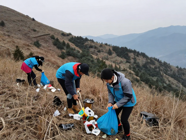 清理废弃物,重塑山野洁净
