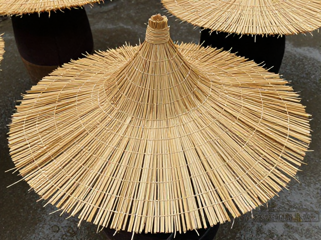 非遗草编雨具,传统节庆仪式中的户外传承经典案例