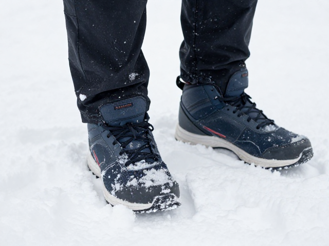 积雪结冰穿运动鞋是否危险