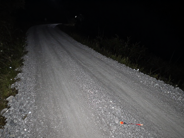 夜间陡坡碎石路控速技巧,临时改道戴齐手套帽子保安全