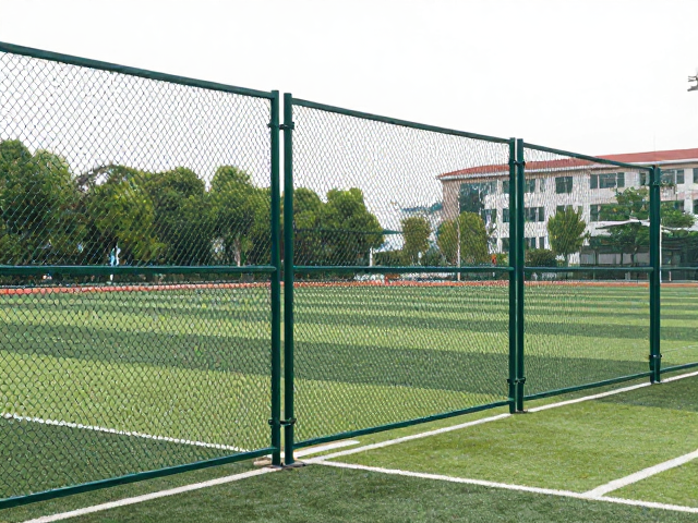 学校运动场安全防护围网方案，立柱稳固防倾倒与施工难度影响费用详解