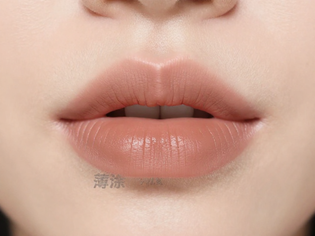 薄涂雾面唇釉选奶茶色？卡唇纹怎么破？3招打造高级哑光妆效