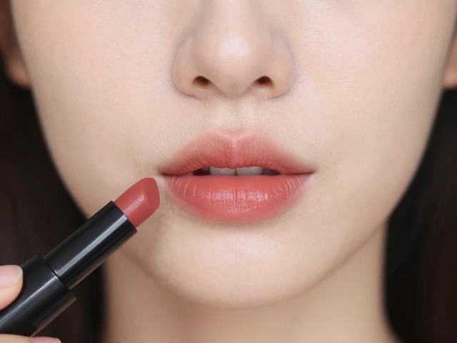 掌握膏体用量，从唇部少量点涂开始