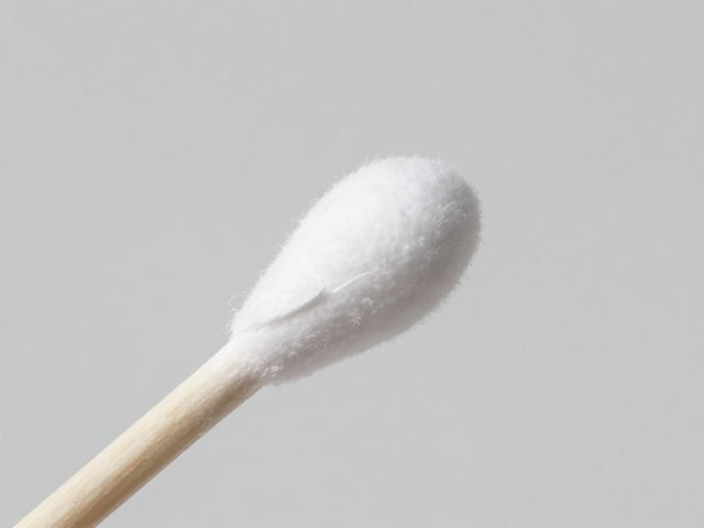 卸妆棉签：边缘清理与瑕疵修正的高效工具