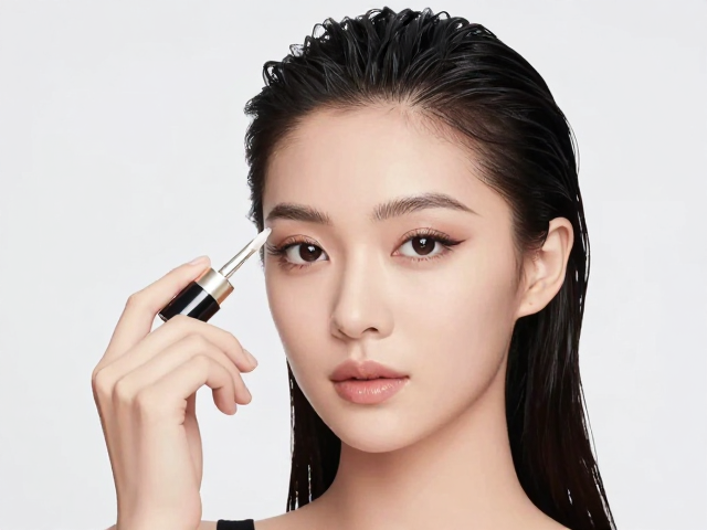 舞台妆造型,烫翘剂控量与修护精华涂抹,定格完美妆造
