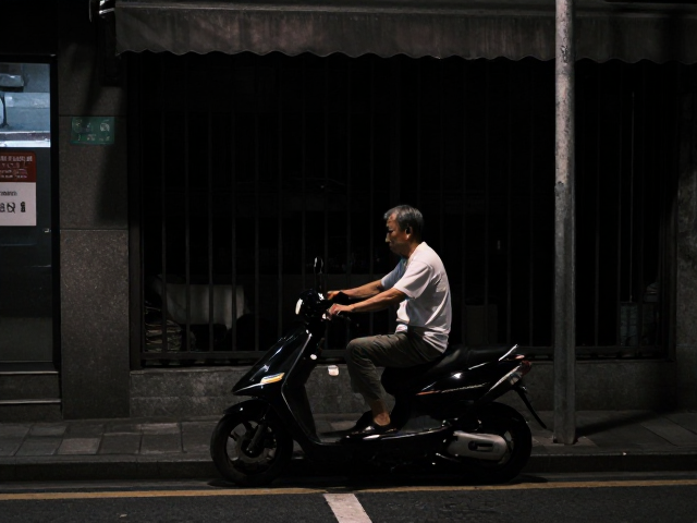 高感光度与暗部细节的博弈逻辑