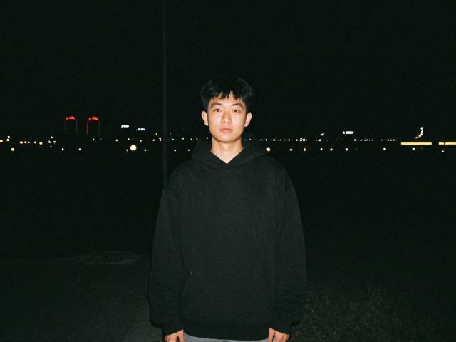 广角镜头:重构夜景人像的空间叙事