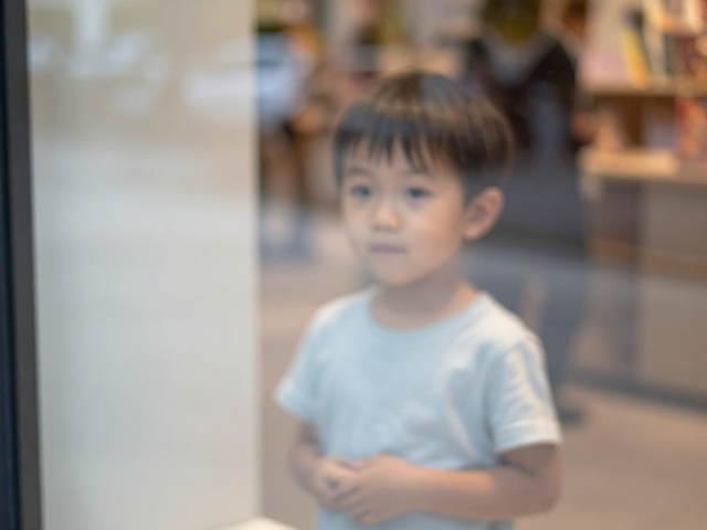 反射陷阱：橱窗倒影的规避与重构