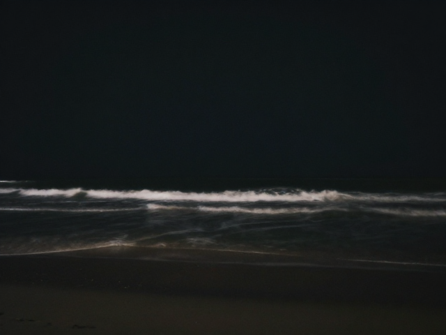 夜景长曝光中的暗角美学与主体聚焦