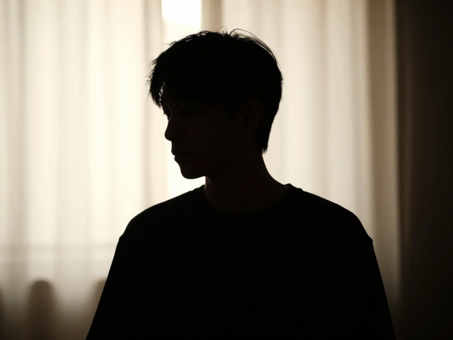 逆光剪影的光位观察与构图逻辑