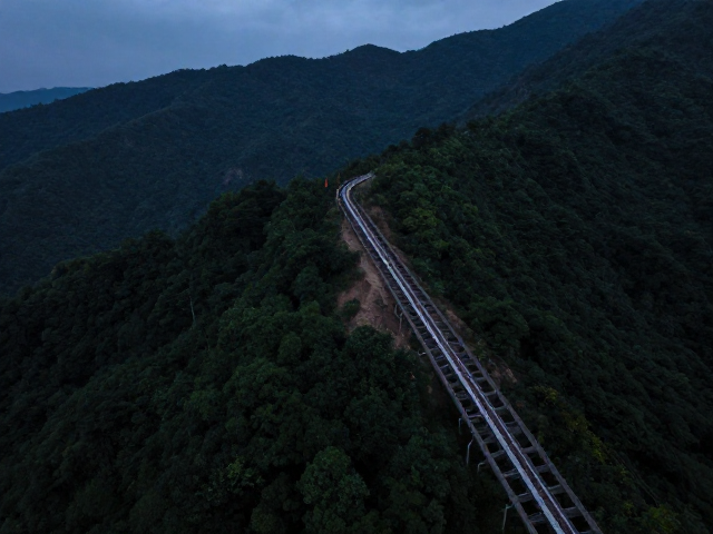复杂地形下的冲击吸收与结构稳定性