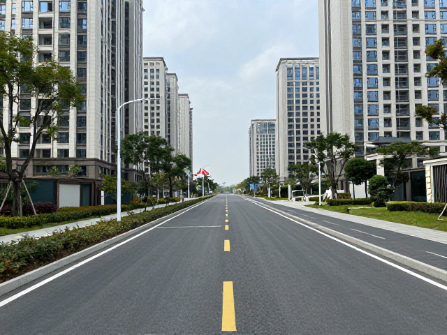 建筑与道路场景的拍摄参数与构图策略