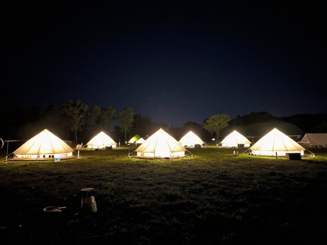逆光过曝下的营地全景,广角锁住整片夜色氛围感