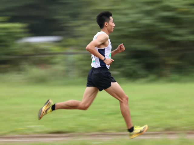 运动镜头丝滑自然,高速捕捉跑步越野精彩瞬间