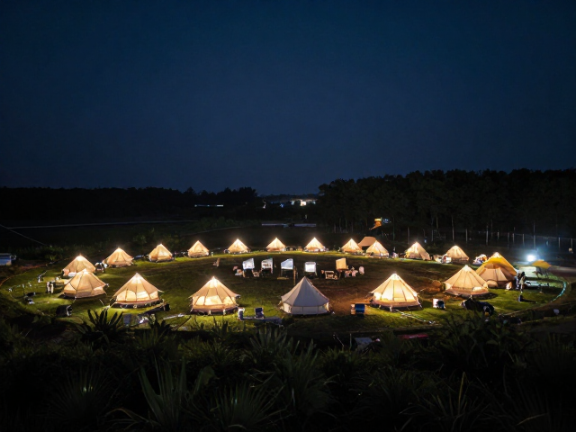 全景营地搭建实录,夜间拍摄清晰,广角容纳整片周边环境