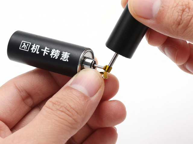 检查电池触点氧化污渍的操作细节