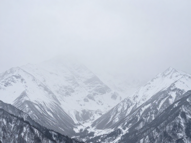 雪山全景拍摄,低温模式适配雪雾遮挡,锁定极致清晰画面