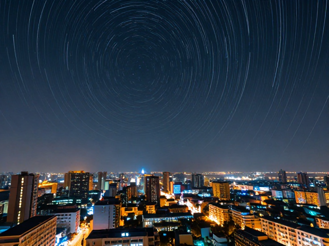 防抖芯片记录城市灯光星轨,定格夜景流动效果